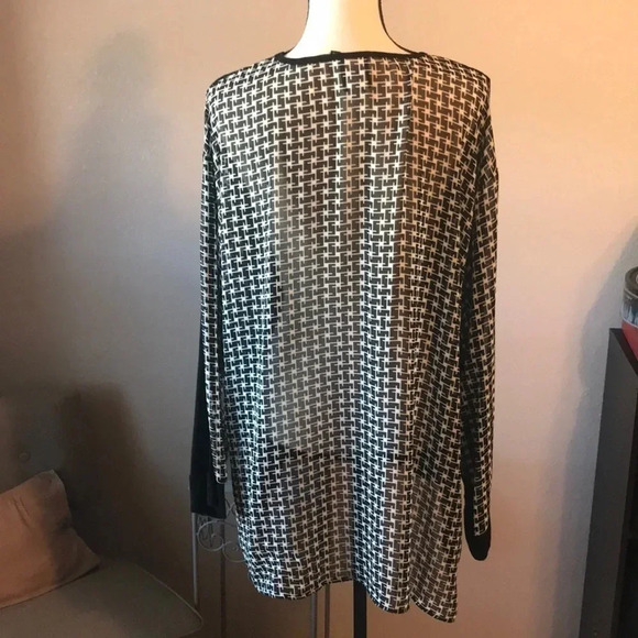 Cool black and white long sleeves top. From - Picture 4 of 7